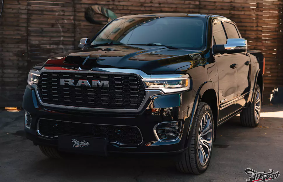 Построили новую выхлопную систему с двумя режимами громкости для RAM 1500 Tungsten и установили усиленную тормозную систему Brembo на обе оси